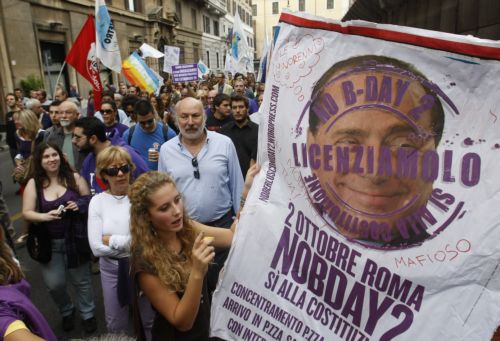 Εκατοντάδες διαδηλωτές στους δρόμους της Ρώμης εναντίον του Σ.Μπερλουσκόνι