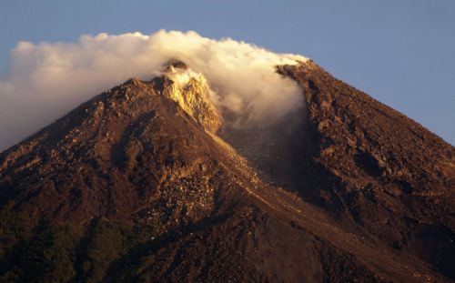 Σε επιφυλακή οι Αρχές της Ινδονησίας, καθώς αναμένουν έκρηξη του ηφαιστείου Μεράπι