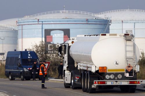 Στερεύει η Γαλλία από καύσιμα λόγω της απεργίας κόντρα στο συνταξιοδοτικό