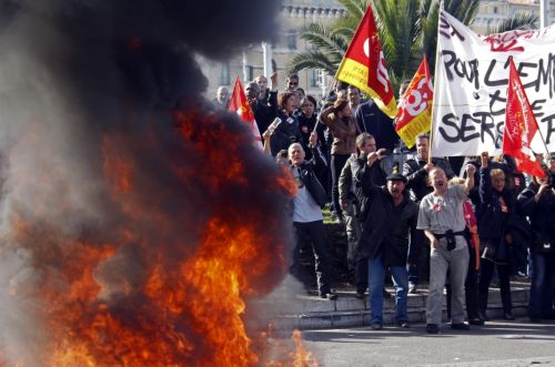 Συγκρούσεις και ταραχές στη Γαλλία ενόψει ψηφοφορίας για τη συνταξιοδοτική μεταρρύθμιση