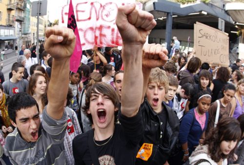 Με μαζικότερες διαδηλώσεις «απαντούν» οι Γάλλοι στη συνταξιοδοτική μεταρρύθμιση