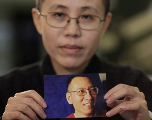 Η σύζυγος του Λιου Σιαομπό συναντήθηκε μαζί του, αναφέρουν Κινέζοι ακτιβιστές