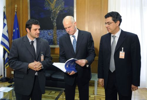 Παραδόθηκε στον πρωθυπουργό η έκθεση της Εθνικής Επιτροπής για τα Δικαιώματα του Ανθρώπου