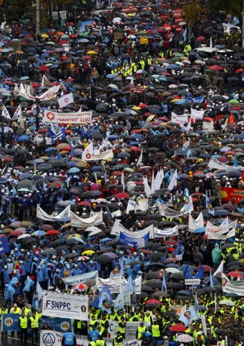 Στους δρόμους οι Ρουμάνοι ενώ συζητείται η πρόταση μομφής κατά της κυβέρνησης