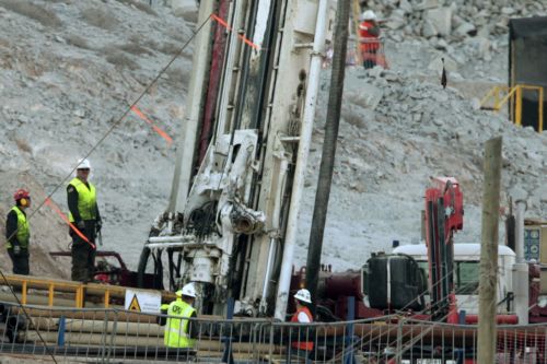 Σε απόσταση «αναπνοής» από τους μεταλλωρύχους στη Χιλή το ένα από τα γεωτρύπανα