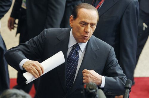 «Κανείς δεν μπορεί να με κάνει να αλλάξω τρόπο ζωής» απαντά στους επικριτές ο Μπερλουσκόνι