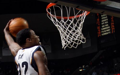 Ασταμάτητοι οι Χόρνετς πέρασαν και τους Σπερς