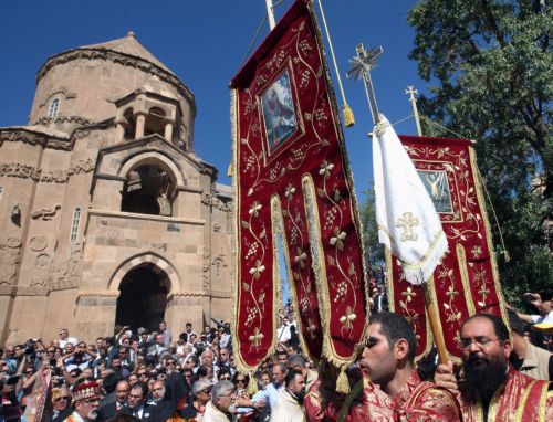 Τούρκοι εθνικιστές προσεύχονται σε μεσαιωνική αρμενική εκκλησία