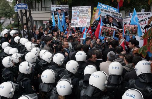 Επίθεση με παπούτσι κατά του Γουέν Τζιαμπάο από ομάδα Ουιγούρων στην Τουρκία