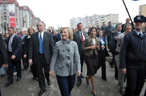 Με ενθουσιασμό έγινε δεκτή στην Πρίστινα η Χίλαρι Κλίντον