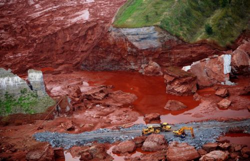 Η τοξική λάσπη της Ουγγαρίας πέρασε στον Δούναβη