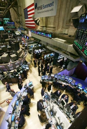 Στο πράσινο τα ευρωπαϊκά χρηματιστήρια και η Γουόλ Στριτ τη Δευτέρα