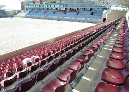 Πήρε χρώμα… βυσσινί το νέο γήπεδο της Λάρισας