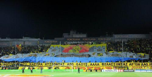 «Μην προδίδετε τα όνειρα του κόσμο» το μήνυμα των οπαδών στους παίκτες του Άρη