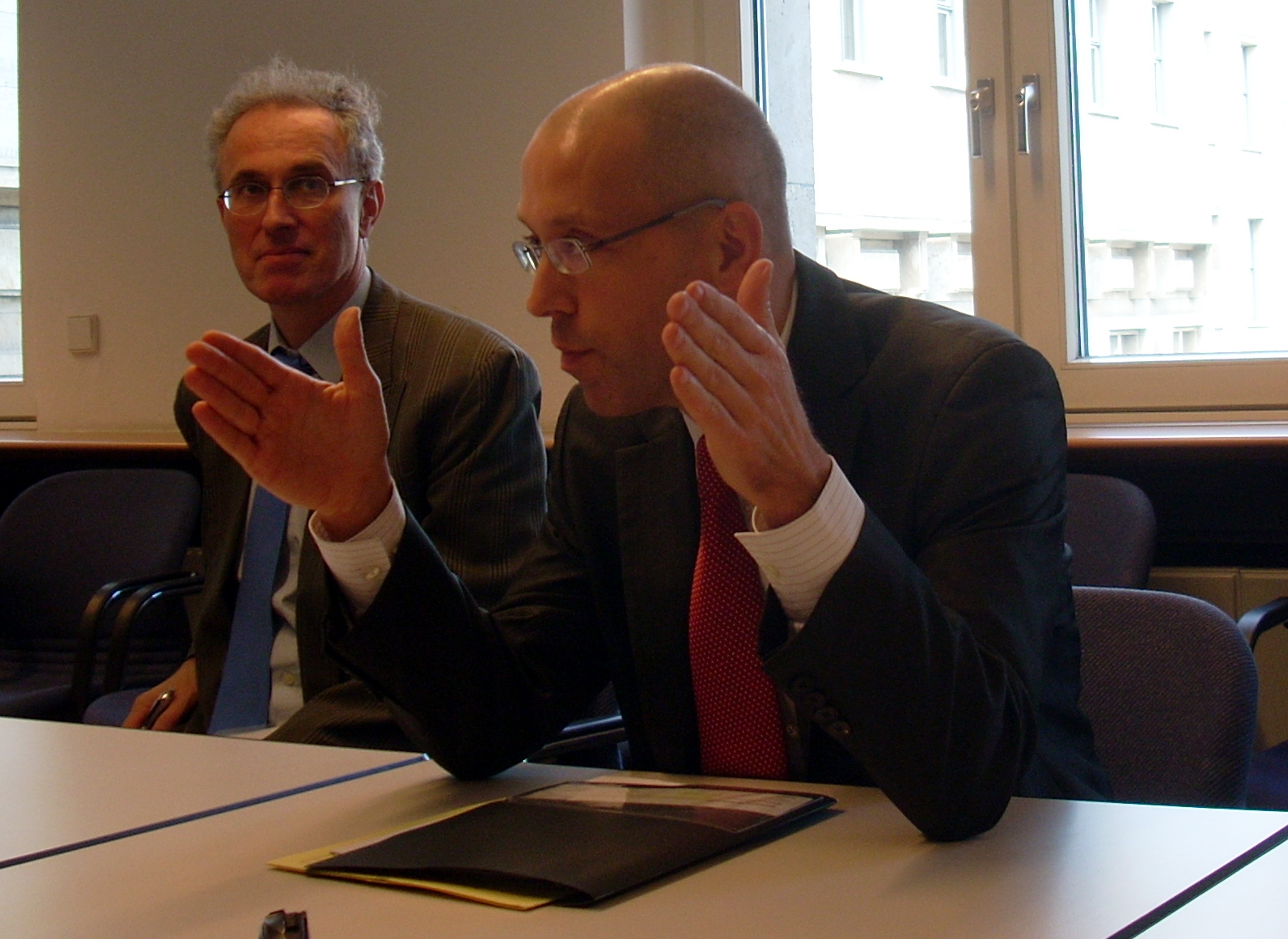 Συγκρατημένη στήριξη προς Αθήνα αλλά και αιχμές από τον πιθανό διάδοχο του Σόιμπλε