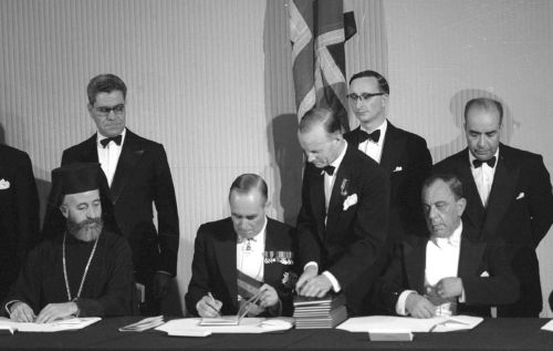 Η «επώδυνη πορεία» της Κύπρου τον τελευταίο μισό αιώνα σε έναν επετειακό τόμο