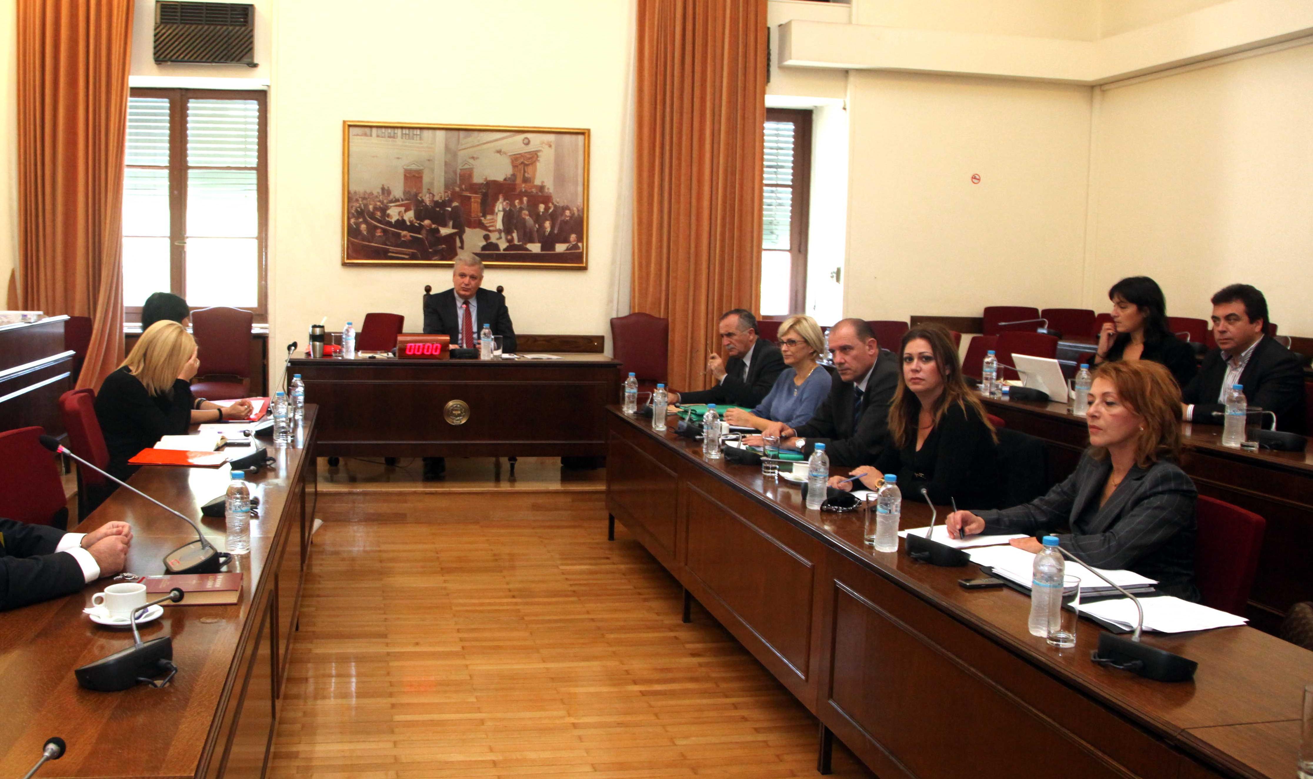 Κατ’ αντιπαράσταση εξέταση Πρινιωτάκη και Αποστολίδη στην εξεταστική για τα ομόλογα