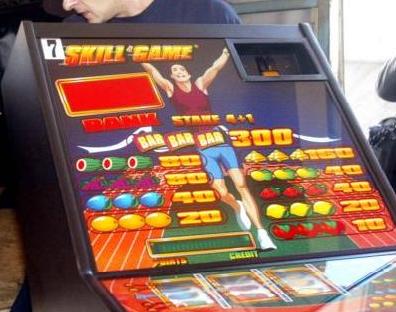 Ποινική δίωξη σε 21 αστυνομικούς για προστασία σε καταστήματα με «φρουτάκια»