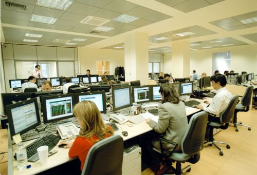 Σε στενό κλοιό θέτει το υπουργείο Οικονομικών τους καταθέτες εξωτερικού