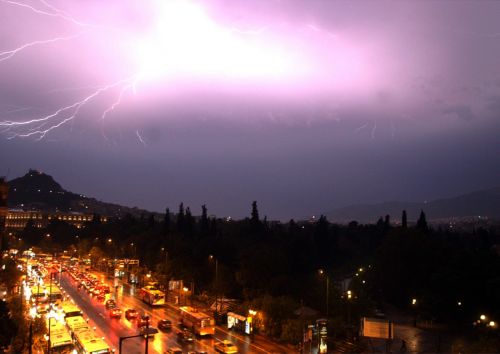 Κακοκαιρία με ισχυρές βροχές και καταιγίδες σε όλη τη χώρα