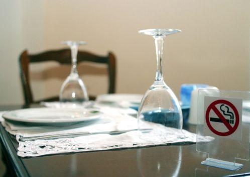 Επιστρέφουν τα τασάκια στα τραπέζια από την Κυριακή, λένε οι εστιάτορες