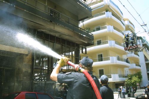 Κινδύνεψαν να καούν τέσσερις ηλικιωμένοι από φωτιά σε αποθήκη στην Αθήνα