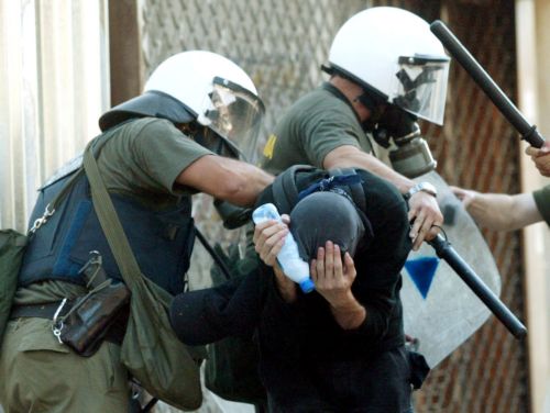 Μικροεπεισόδια μεταξύ νεαρών και αστυνομικών έξω από το δικαστικό μέγαρο Θεσσαλονίκης