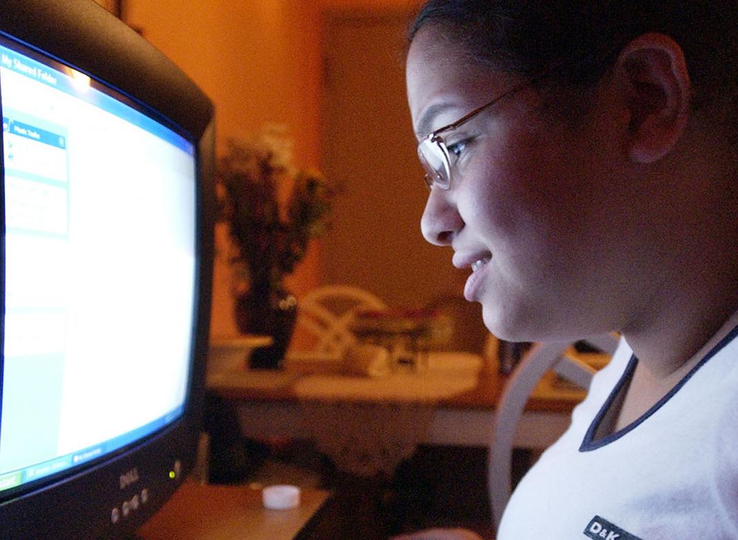 Σε εφαρμογή ο αμφιλεγόμενος γαλλικός νόμος για το κατέβασμα πειρατικών αρχείων