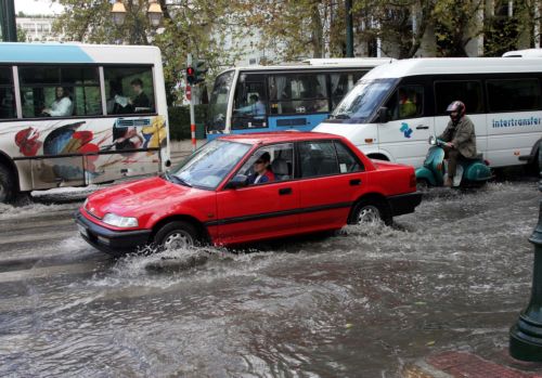 Σε κλοιό κακοκαιρίας όλη η χώρα – Ζημιές από τις σφοδρές βροχοπτώσεις