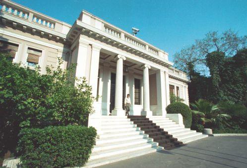 Να βάλει φρένο στη συζήτηση περί παράτασης αποπληρωμής του χρέους επιχειρεί η κυβέρνηση