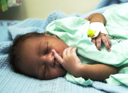 Ινδή γέννησε δίδυμα, αλλά πέταξε το κορίτσι από το παράθυρο του νοσοκομείου