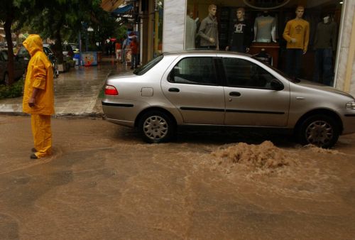 Ένας νεκρός στη Χίο από την κακοκαιρία, σε κατάσταση έκτακτης ανάγκης το νησί