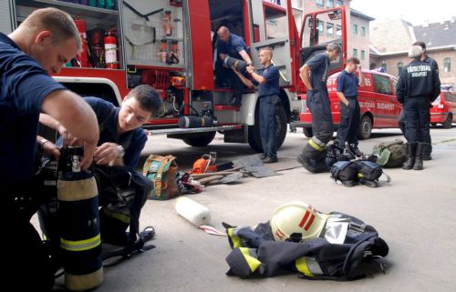 Κατασκήνωσαν στο Σύνταγμα οι πυροσβέστες διαμαρτυρόμενοι για μισθολογικές περικοπές