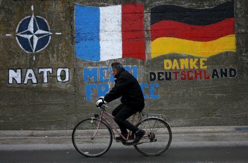 Το ΝΑΤΟ μειώνει σε 5.000 τον αριθμό των στρατευμάτων του στο Κόσοβο