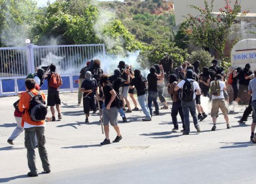 Επεισόδια διαδηλωτών και αστυνομικών στο περιθώριο Συνόδου των Πρυτάνεων