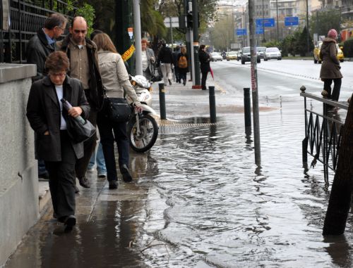 Επικίνδυνα καιρικά φαινόμενα από το βράδυ της Τρίτης προβλέπει η ΕΜΥ