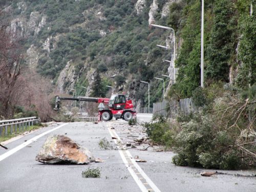 Πτώση βράχου στην περιοχή των Τεμπών, ανοιχτός ο δρόμος