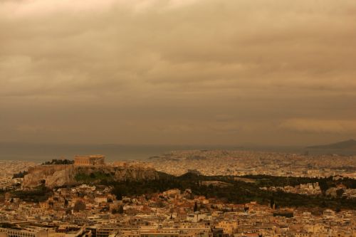 Υγρασία, ζέστη και σκόνη από την Αφρική «πνίγουν» την Αθήνα