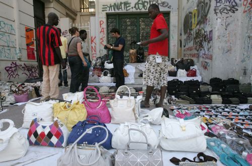 Στα 20 δισ. ευρώ εκτιμά η ΕΣΕΕ τον τζίρο του παρεμπορίου