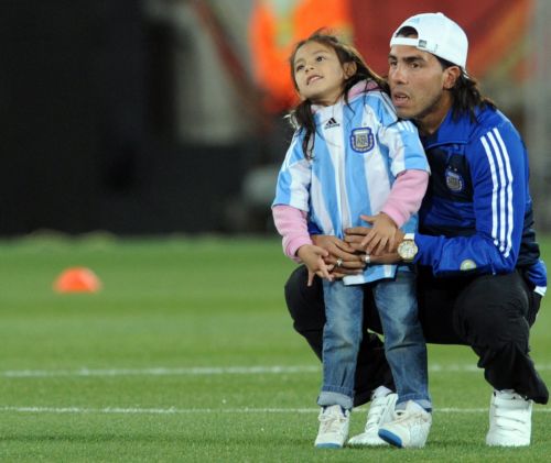 Να σταματήσει πρόωρα το ποδόσφαιρο σκέφτεται ο Κάρλος Τέβες