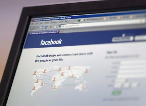 Εφαρμογές του Facebook στέλνουν προσωπικά στοιχεία σε διαφημιστές, γράφει η WSJ