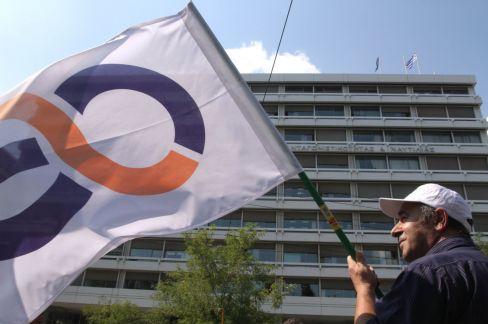 Καμία απόλυση δημοσίου υπαλλήλου, διαβεβαιώνει η κυβέρνηση