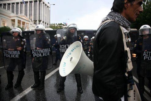 Πορεία στη Βουλή από εργαζόμενους της Ζώνης Περάματος που ζητούν προστασία των ανέργων