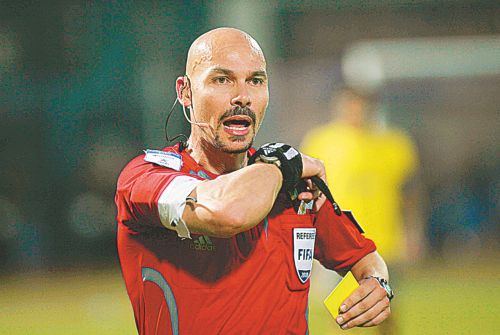 Ο Κάκος «σφυρίζει» σε αγώνα του Europa League