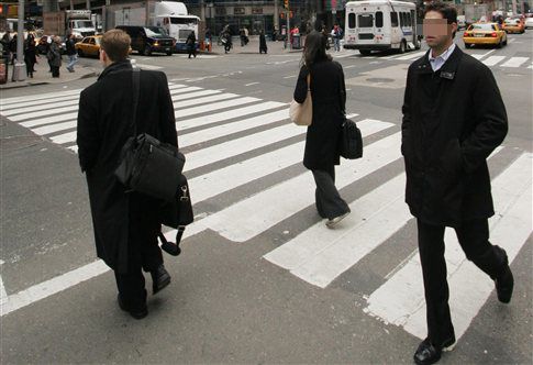 Ένας στους τρεις άνδρες στην ΕΕ, ηλικίας 25 έως 34 ετών, ζει ακόμη με τους γονείς του