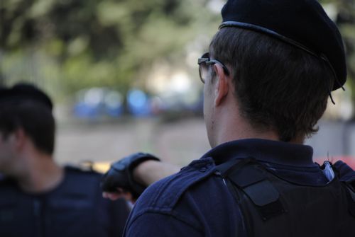 Με εμπρηστικό μηχανισμό έτοιμο να τοποθετηθεί συνελήφθη νεαρός στο Περιστέρι