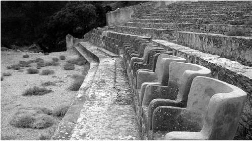 Τρία υπαίθρια θέατρα έχτισαν οι εξόριστοι στη Μακρόνησο
