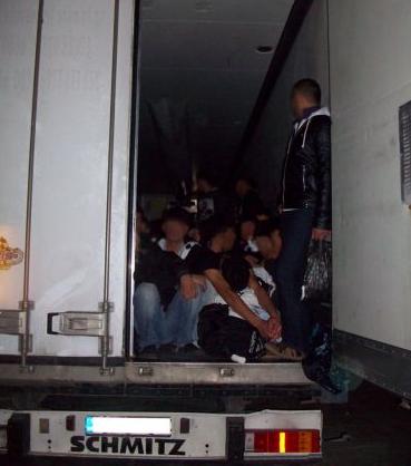 Εντοπίστηκαν 143 παράνομοι μετανάστες μέσα σε φορτηγό-ψυγείο κοντά στη Κόρινθο