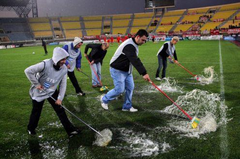 Όταν… βγήκαν οι σκούπες στο «Παγκρήτιο», διεκόπη ο αγώνας…