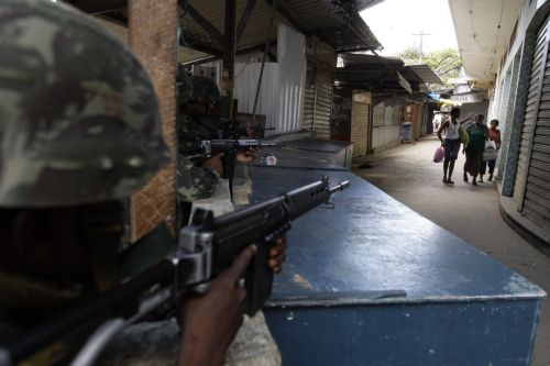 Σε κλοιό χιλιάδων αστυνομικών και τεθωρακισμένων οι φαβέλες στο Ρίο ντε Ζανέιρο